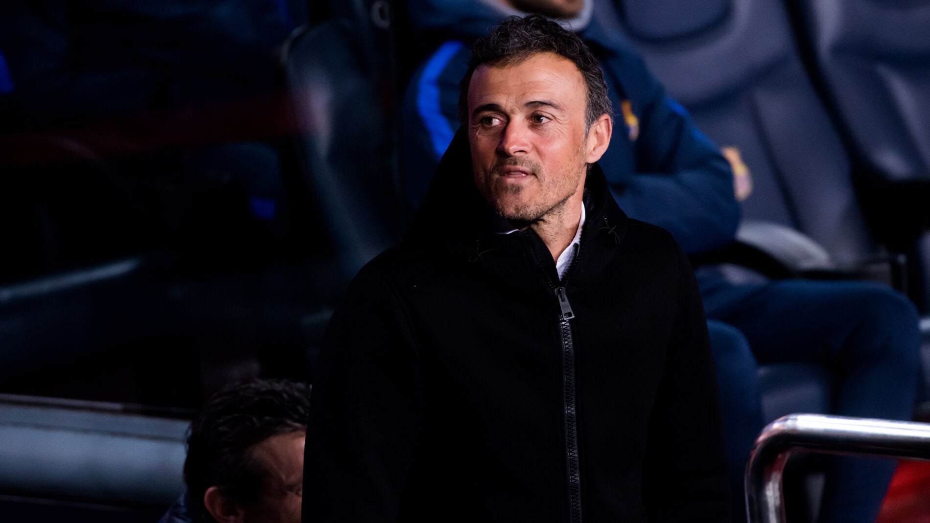 Luis Enrique, sonriente en el banquillo del Barcelona