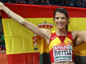 Ruth Beitia posando con la bandera de España