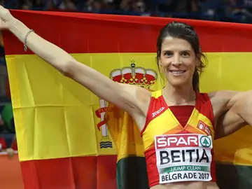 Ruth Beitia posando con la bandera de España Ruth Beitia posando con la bandera de España