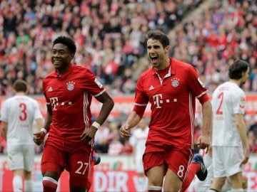 Javi Martínez y Alaba celebrando uno de los goles