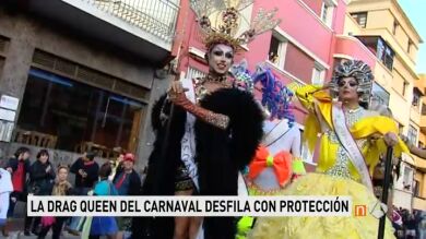 La drag queen que provocó polémica por su fantasía religiosa desfila escoltada entre vítores del público