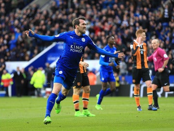 Christian Fuchs celebrando un gol con el Leicester