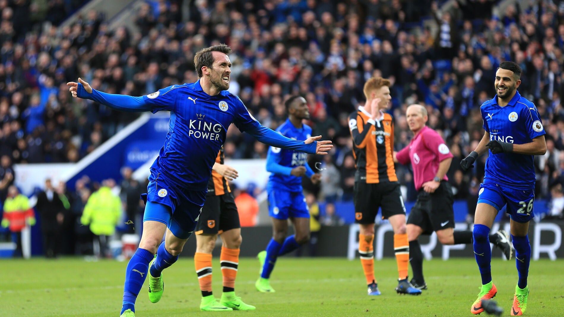 Christian Fuchs celebrando un gol con el Leicester