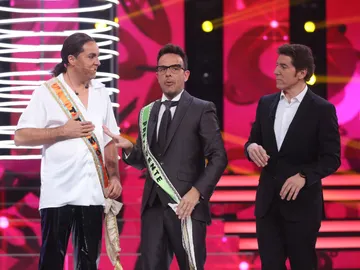 Àngel Llàcer hace entrega a Raúl Pérez de la banda de concursante de la sexta edición Àngel Llàcer hace entrega a Raúl Pérez de la banda de concursante de la sexta edición