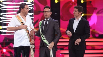 Àngel Llàcer hace entrega a Raúl Pérez de la banda de concursante de la sexta edición