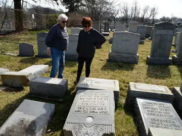 Lápidas dañadas en un cementerio judío Lápidas dañadas en un cementerio judío