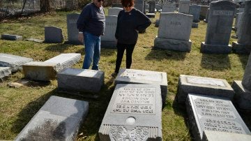 Lápidas dañadas en un cementerio judío