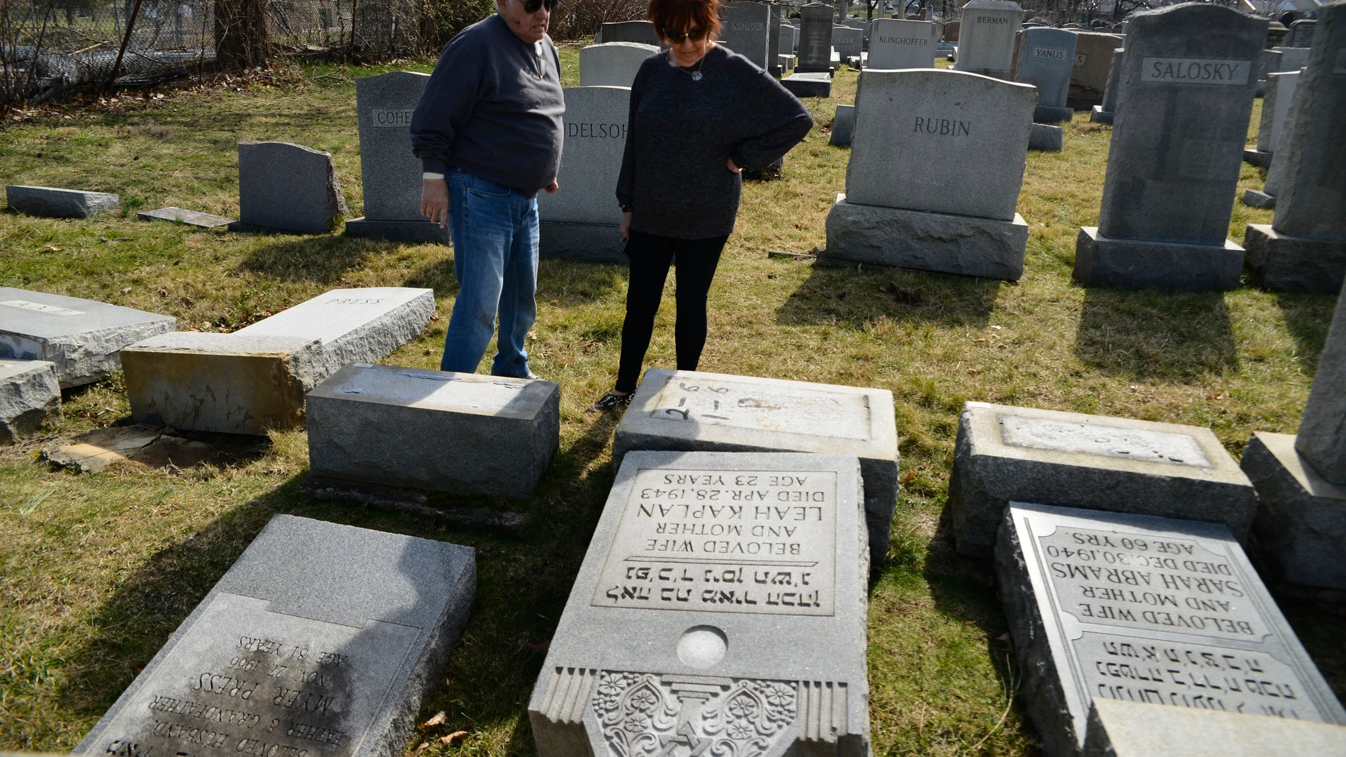 Lápidas dañadas en un cementerio judío Lápidas dañadas en un cementerio judío