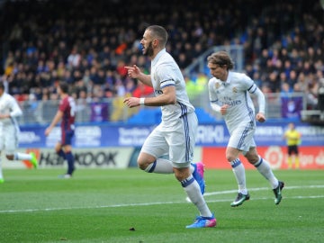 Benzema celebra un gol