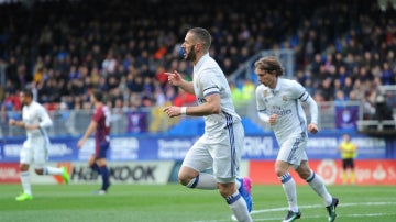 Benzema celebra un gol