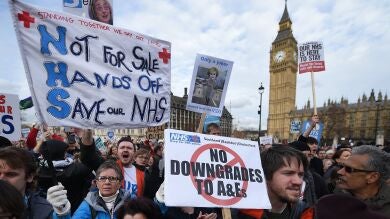 Miles de personas marchan en Londres para defender la sanidad pública