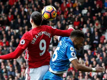 Ibrahimovic propina un codazo a Mings, del Bournemouth Ibrahimovic propina un codazo a Mings, del Bournemouth