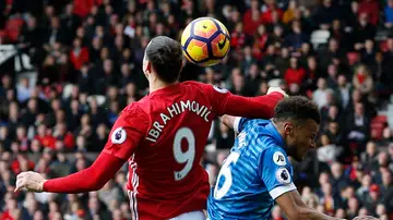 Ibrahimovic propina un codazo a Mings, del Bournemouth Ibrahimovic propina un codazo a Mings, del Bournemouth