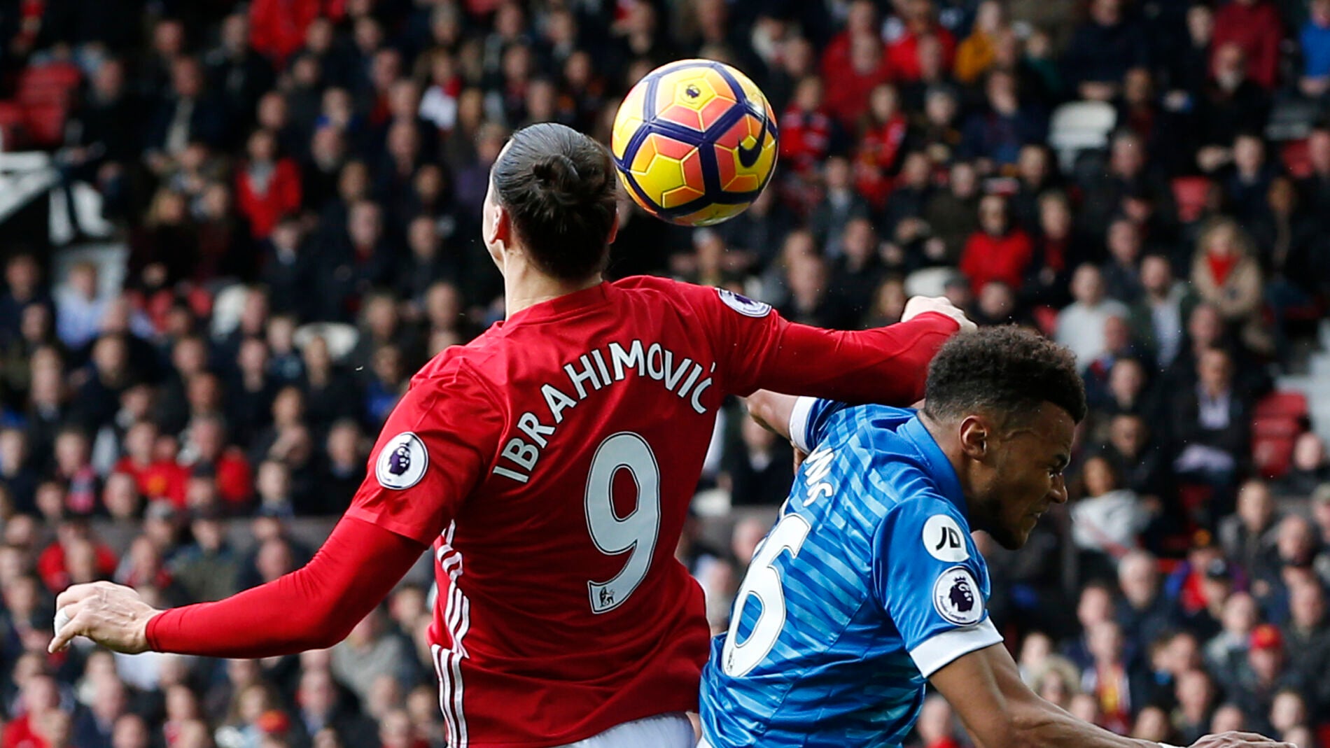 Ibrahimovic propina un codazo a Mings, del Bournemouth