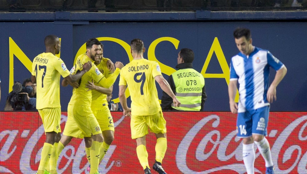 El Villarreal celebra un gol