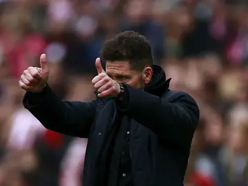 El Cholo hace el gesto de aprobación El Cholo hace el gesto de aprobación