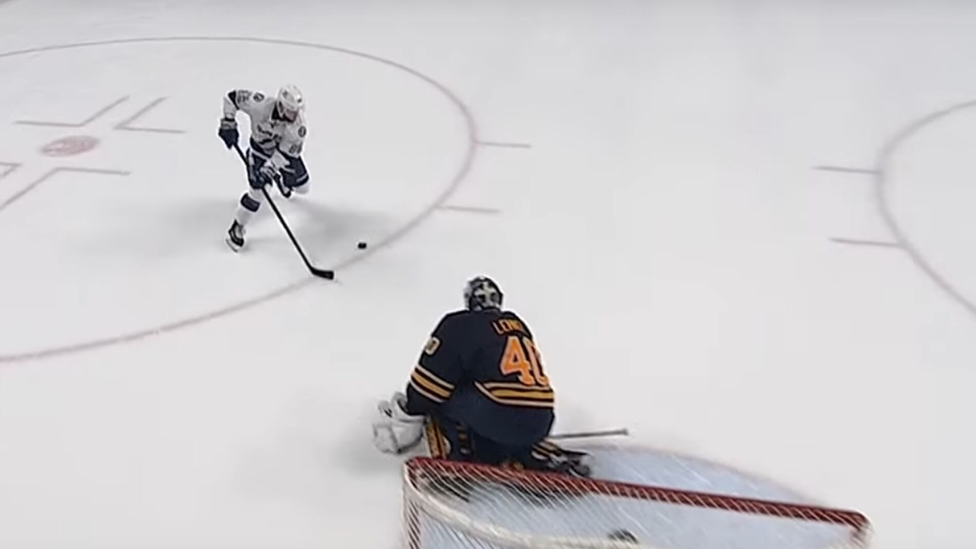 Nikita Kucherov preparando su lanzamiento