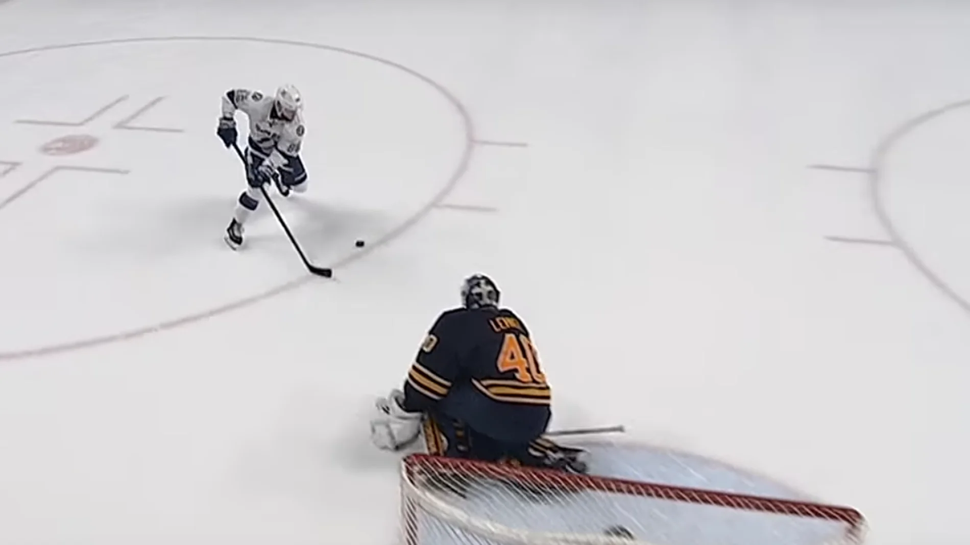 Nikita Kucherov preparando su lanzamiento Nikita Kucherov preparando su lanzamiento