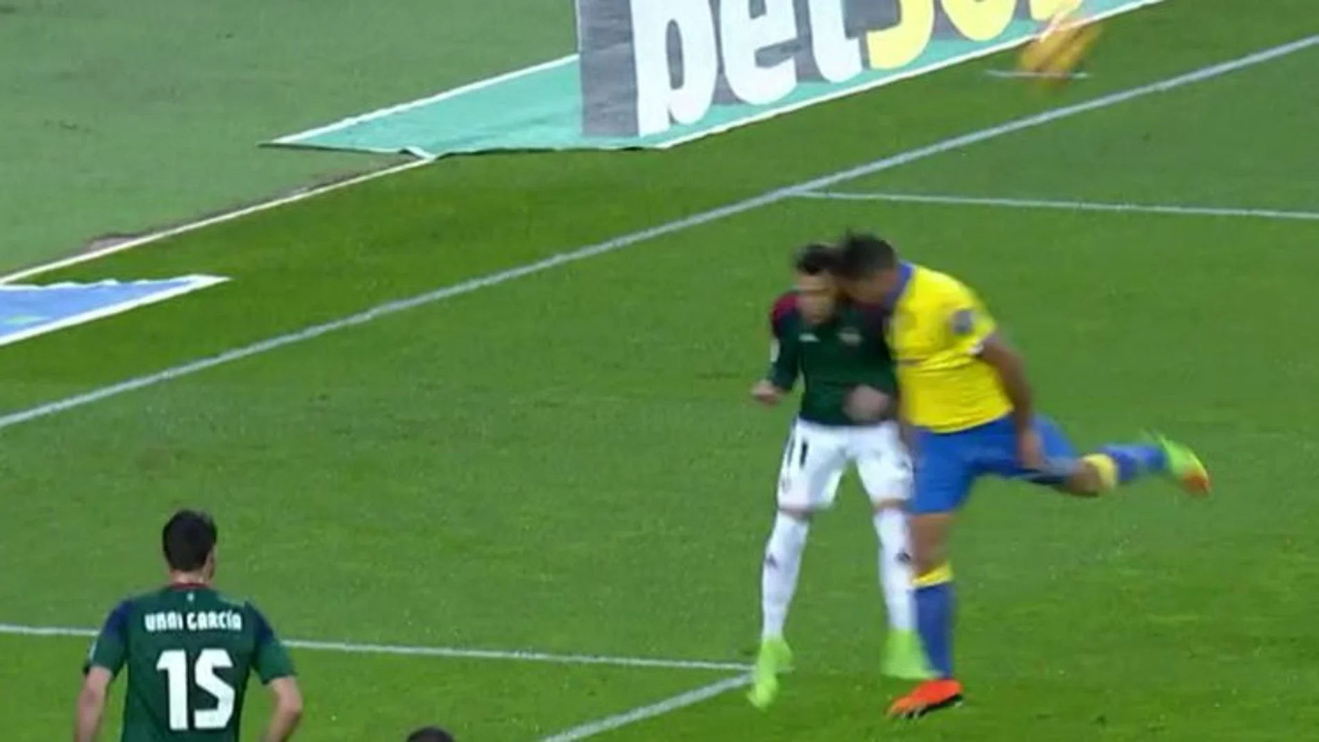 Fuerte choque entre David Simón y Berenguer Fuerte choque entre David Simón y Berenguer