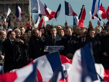 Fillon ante miles de simpatizantes en la plaza del Trocadero Fillon ante miles de simpatizantes en la plaza del Trocadero