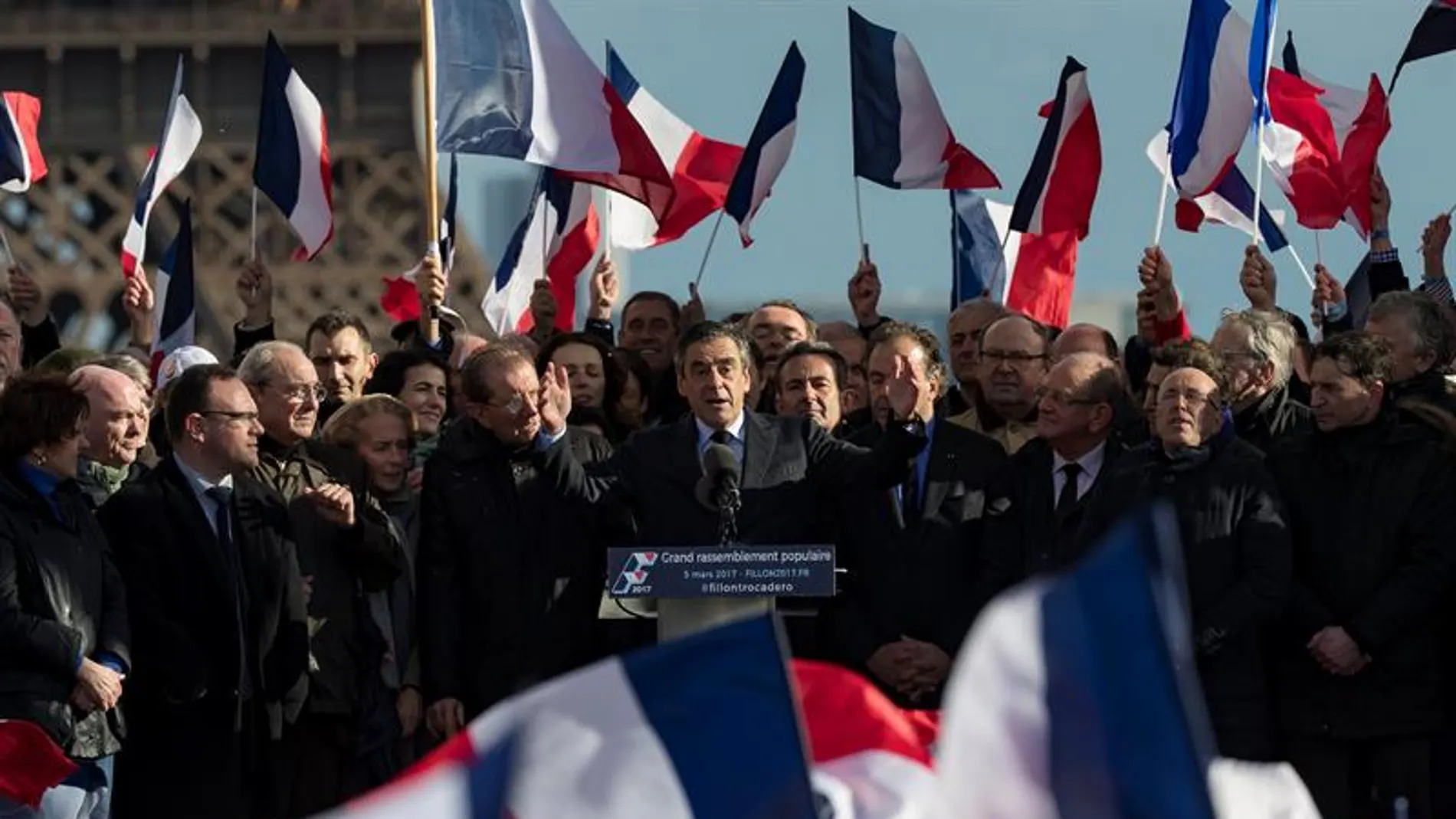 Fillon ante miles de simpatizantes en la plaza del Trocadero Fillon ante miles de simpatizantes en la plaza del Trocadero