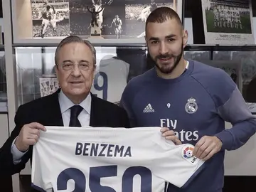 Benzema y Florentino Pérez posando con la camiseta Benzema y Florentino Pérez posando con la camiseta