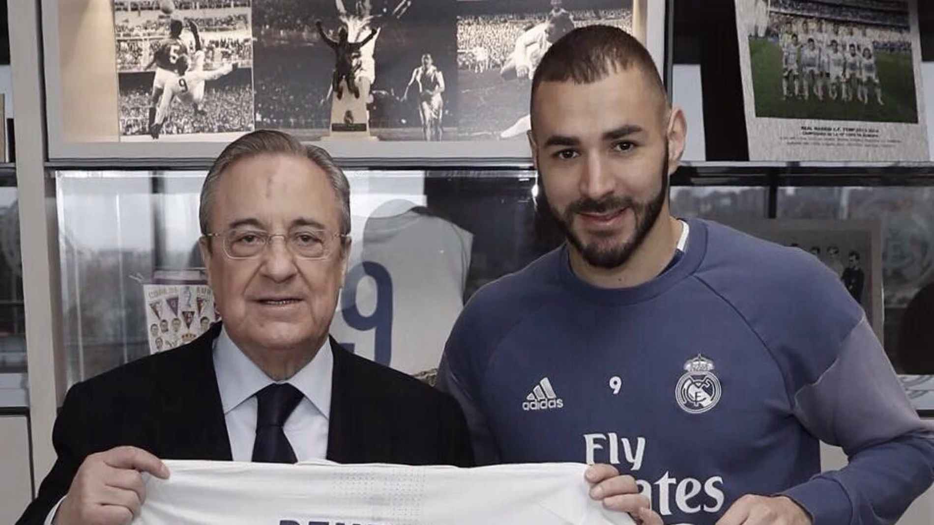 Benzema y Florentino Pérez posando con la camiseta Benzema y Florentino Pérez posando con la camiseta