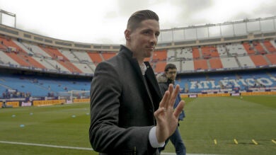 Fernando Torres asiste al Vicente Calderón después del susto de Riazor a presenciar el Atlético - Valencia