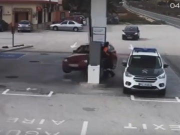 El conductor pierde el control del vehículo en la gasolinera