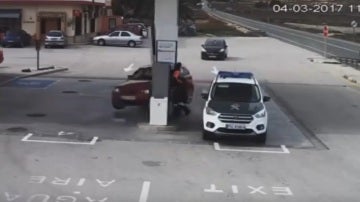 El conductor pierde el control del vehículo en la gasolinera