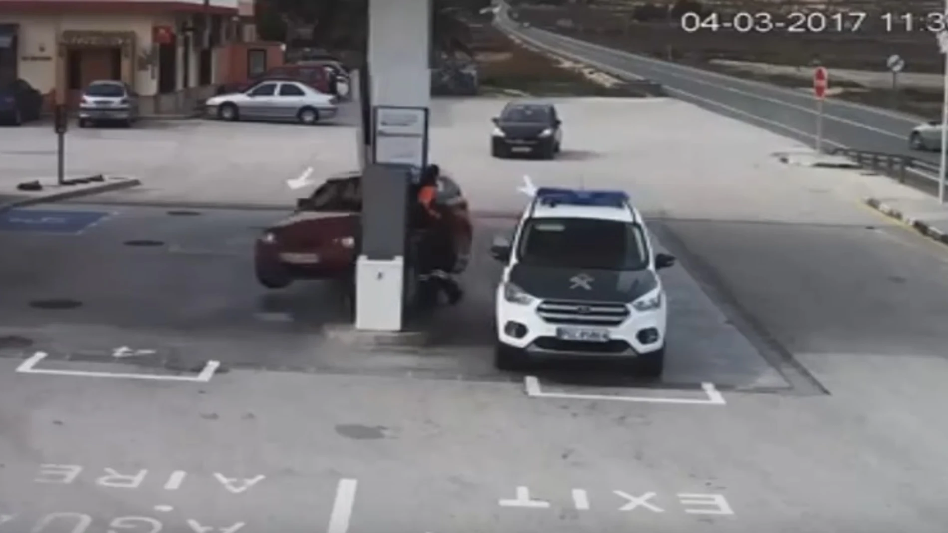 El conductor pierde el control del vehículo en la gasolinera El conductor pierde el control del vehículo en la gasolinera