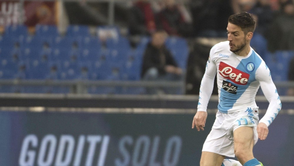 Mertens en un partido con el Nápoles