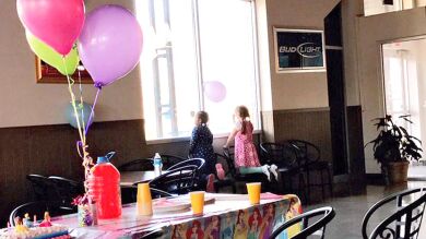 La imagen de una niña celebrando su cumpleaños con una sola amiga conmueve a los usuarios de Twitter