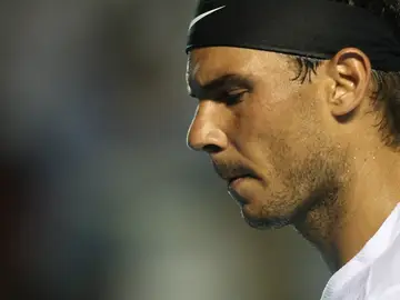 Nadal mira al suelo Nadal mira al suelo