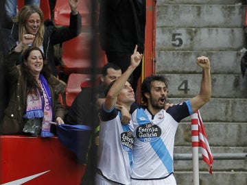 Arribas y Mosquera celebran un gol con el Deportivo