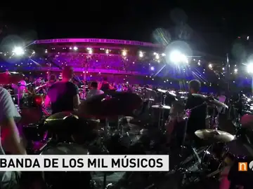 Frame 26.455216 de: Miles de músicos rinden tributo a los rockeros más grandes tocando sus temas a la vez Frame 26.455216 de: Miles de músicos rinden tributo a los rockeros más grandes tocando sus temas a la vez
