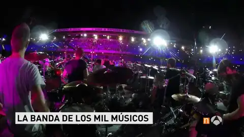 Frame 26.455216 de: Miles de músicos rinden tributo a los rockeros más grandes tocando sus temas a la vez Frame 26.455216 de: Miles de músicos rinden tributo a los rockeros más grandes tocando sus temas a la vez