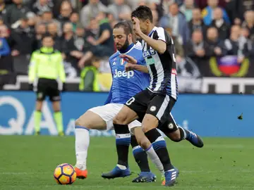 Higuaín luchando por un balón Higuaín luchando por un balón