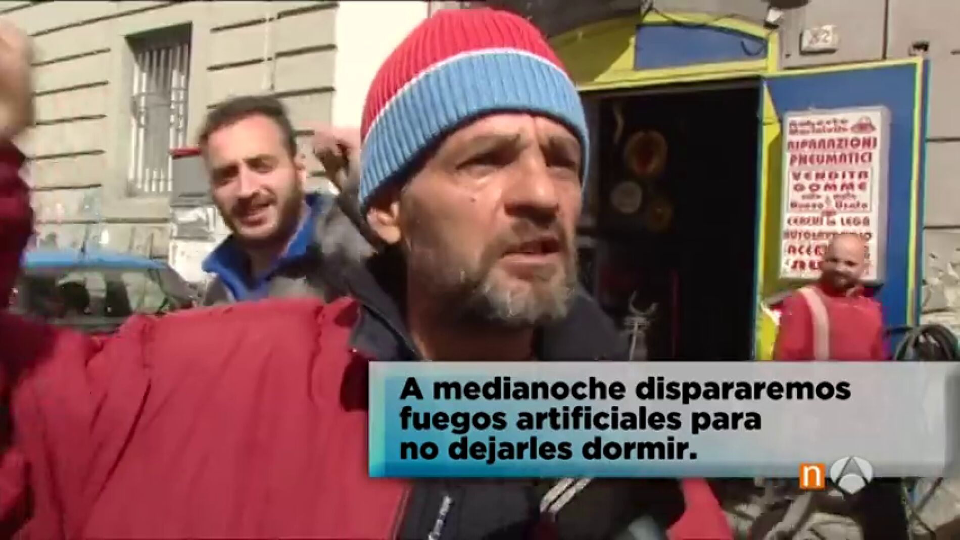 Frame 32.069628 de: Los hinchas del N&aacute;poles prometen un 'infierno' de fuegos artificiales en el hotel del Madrid: "No les dejaremos dormir"