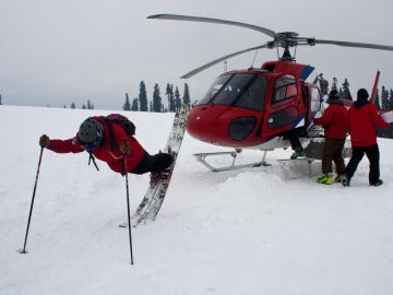 'Heli-ski', viaje en helicóptero hasta la cima de la montaña y después descenso fuera de pistas