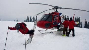 'Heli-ski', viaje en helicóptero hasta la cima de la montaña y después descenso fuera de pistas