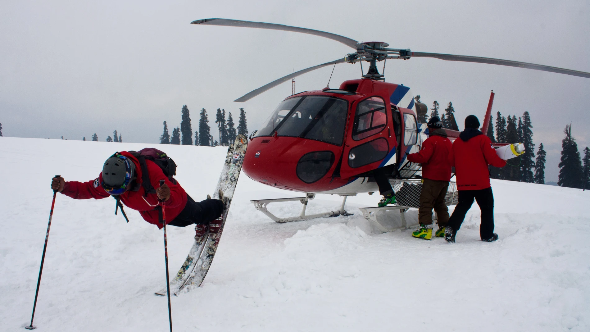 'Heli-ski', viaje en helicóptero hasta la cima de la montaña y después descenso fuera de pistas 'Heli-ski', viaje en helicóptero hasta la cima de la montaña y después descenso fuera de pistas