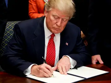 Trump firmando una orden ejecutiva Trump firmando una orden ejecutiva
