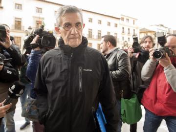El padre Román, a su llegada a la sede de la Audiencia Provincial de Granada