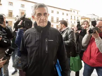 El padre Román, a su llegada a la sede de la Audiencia Provincial de Granada El padre Román, a su llegada a la sede de la Audiencia Provincial de Granada