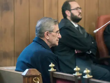 El padre Román sentado en el banquillo de acusados de la Audiencia de Granada El padre Román sentado en el banquillo de acusados de la Audiencia de Granada