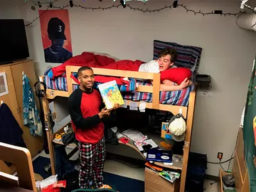 El joven leyendo un cuento a su compañero de habitación El joven leyendo un cuento a su compañero de habitación