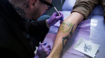 Un tatuador en pleno proceso creativo