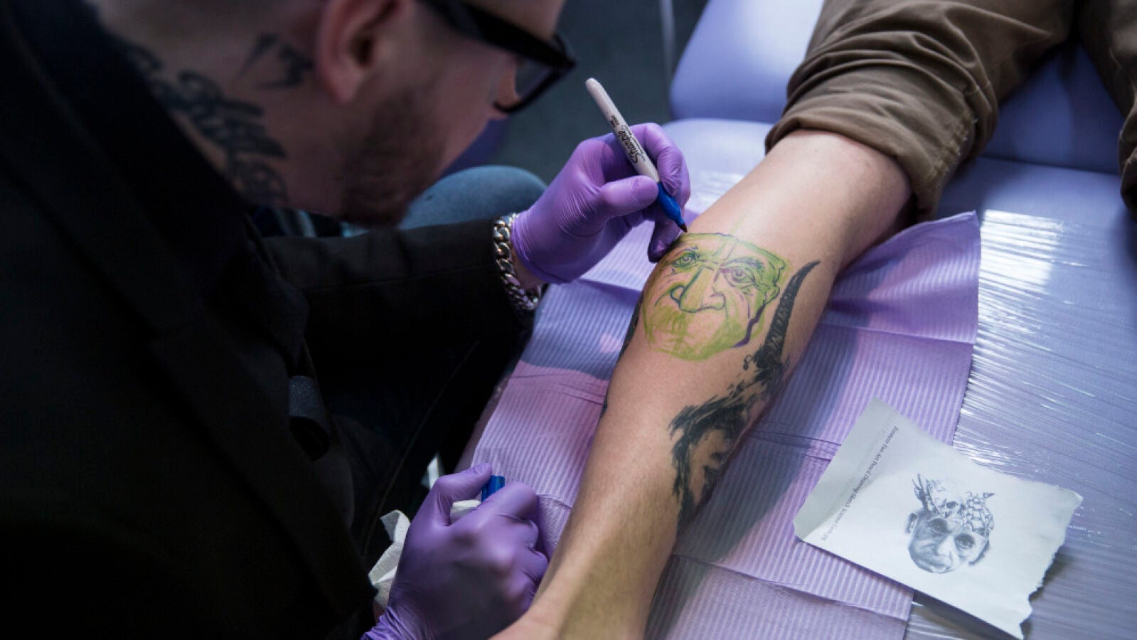 Tatuadores alertan de que las tintas usadas en España son de menor calidad que en Europa