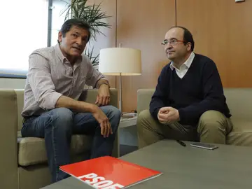 El presidente de la gestora del PSOE, Javier Fernández, y el primer secretario del PSC, Miquel Iceta El presidente de la gestora del PSOE, Javier Fernández, y el primer secretario del PSC, Miquel Iceta